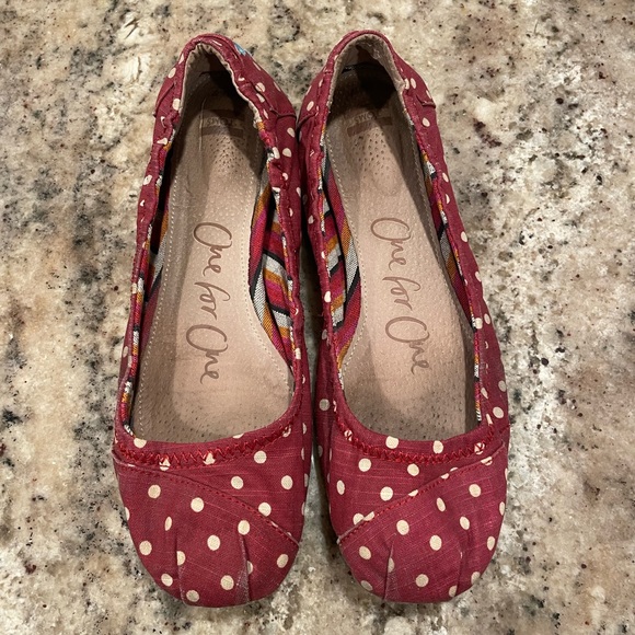 Red and White Polka-dot Tom’s Ballet Flats
Women’s Size 7 - Picture 1 of 2